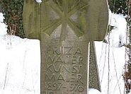 Ein Grabkreuz aus Sandstein mit Christusmonogramm.
