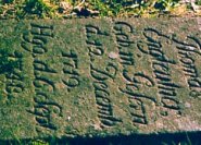 Das liegende Grabmal ist über 250 Jahre alt und immer noch lesbar. Die tief eingeschlagene Inschrift macht es möglich.