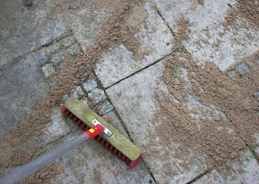 Terrassenpflege, Verfüllen der von Ameisen freigelegten Fugen