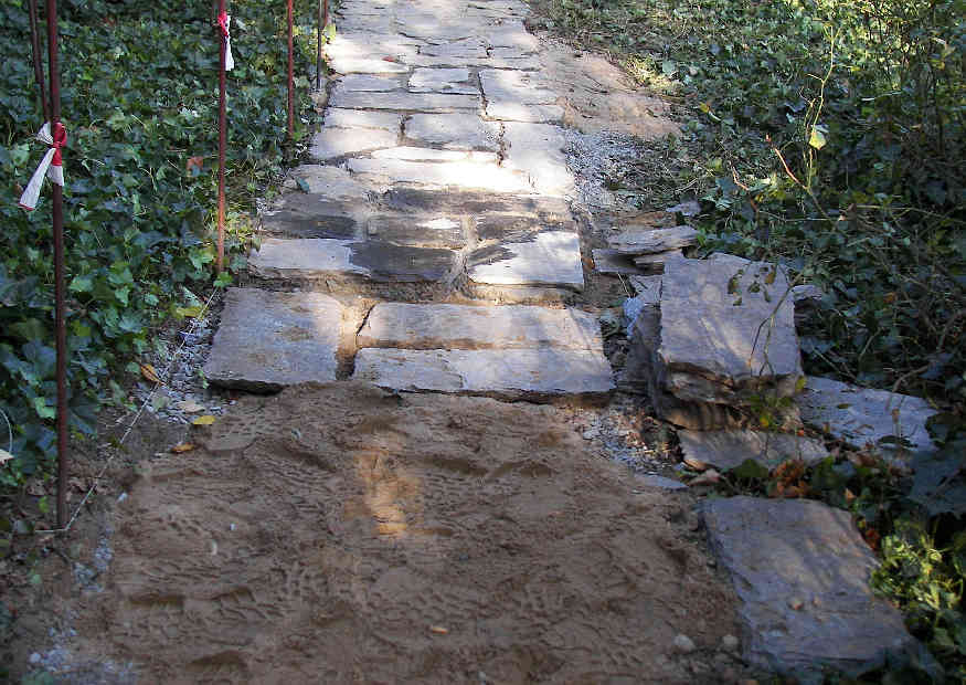 Weg aus Steinplatten im Bau