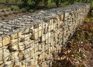 helle Gabionen-Mauer mit Kalkstein gefüllt