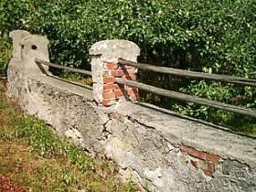 Mauer und Zaun aus Stangenholz