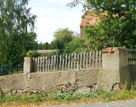 Stützmauer und Zaun in Schmorsdorf