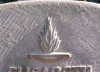 Symbol einer Feuerschale auf einem Grabstein