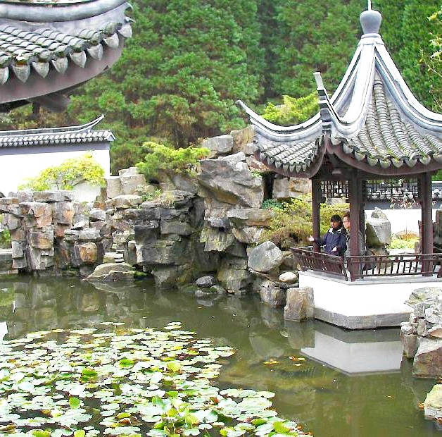 Chinesischer Garten mit Pavillon, Teich und Felsenlanfschaft