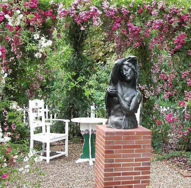 Kleiner Rosengarten im Jugendstil angelegt