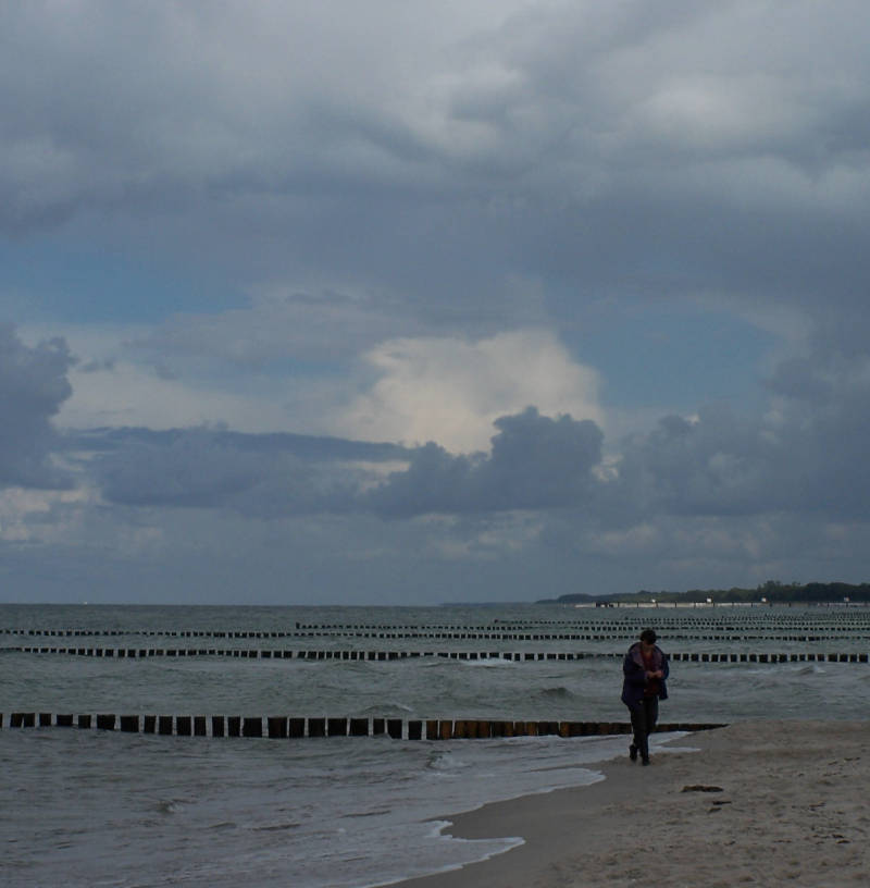 Düsterer, verregneter Ostseestrand