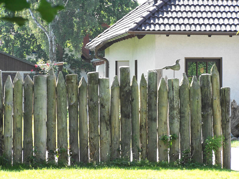 Sichtschutz aus Holzpalisaden